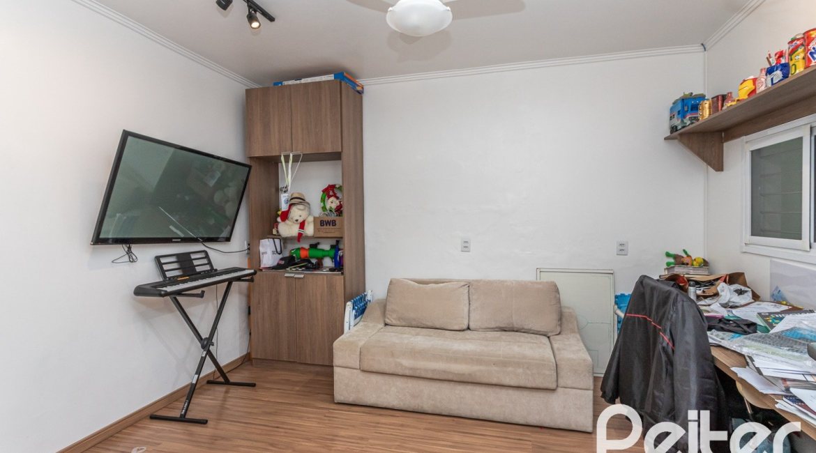 Casa à venda com 239m², 3 dormitórios, 1 suíte, 4 vagas, no bairro Ipanema em Porto Alegre