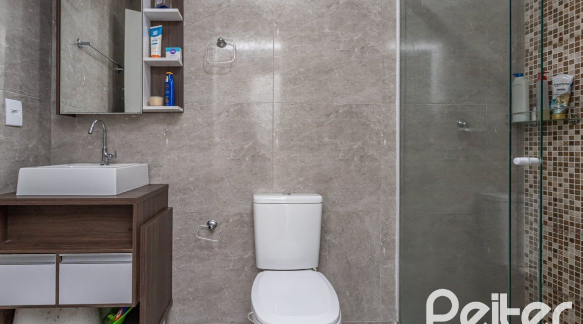 Casa à venda com 239m², 3 dormitórios, 1 suíte, 4 vagas, no bairro Ipanema em Porto Alegre