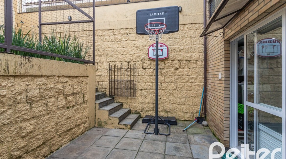 Casa à venda com 239m², 3 dormitórios, 1 suíte, 4 vagas, no bairro Ipanema em Porto Alegre