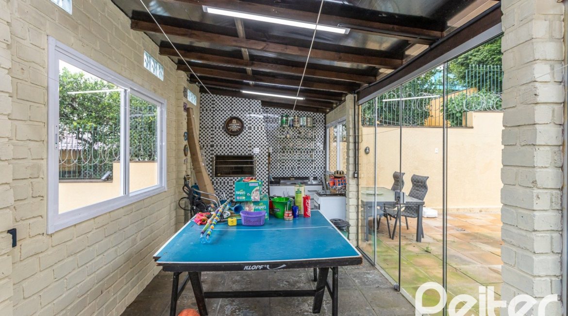 Casa à venda com 239m², 3 dormitórios, 1 suíte, 4 vagas, no bairro Ipanema em Porto Alegre