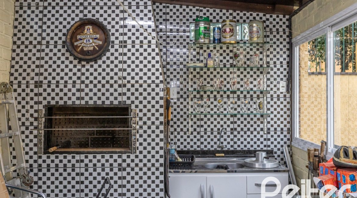 Casa à venda com 239m², 3 dormitórios, 1 suíte, 4 vagas, no bairro Ipanema em Porto Alegre