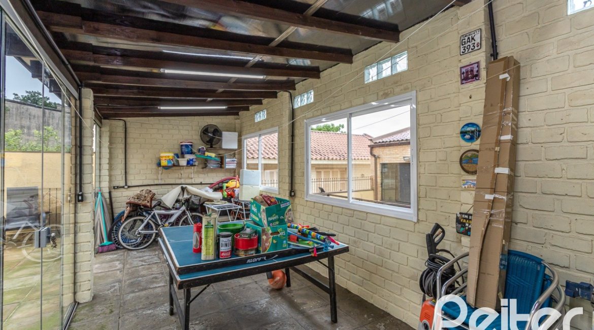 Casa à venda com 239m², 3 dormitórios, 1 suíte, 4 vagas, no bairro Ipanema em Porto Alegre