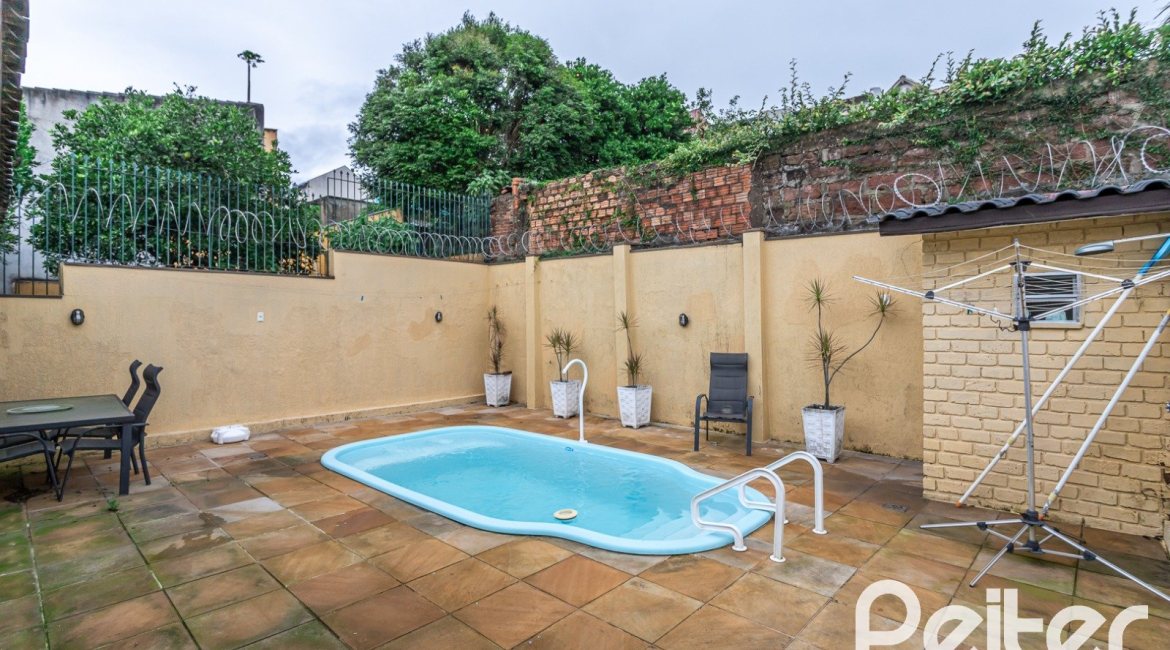 Casa à venda com 239m², 3 dormitórios, 1 suíte, 4 vagas, no bairro Ipanema em Porto Alegre