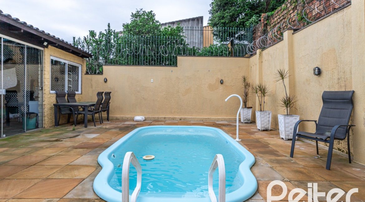 Casa à venda com 239m², 3 dormitórios, 1 suíte, 4 vagas, no bairro Ipanema em Porto Alegre