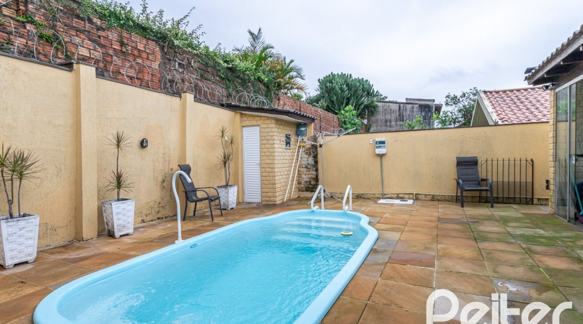 Casa à venda com 239m², 3 dormitórios, 1 suíte, 4 vagas, no bairro Ipanema em Porto Alegre