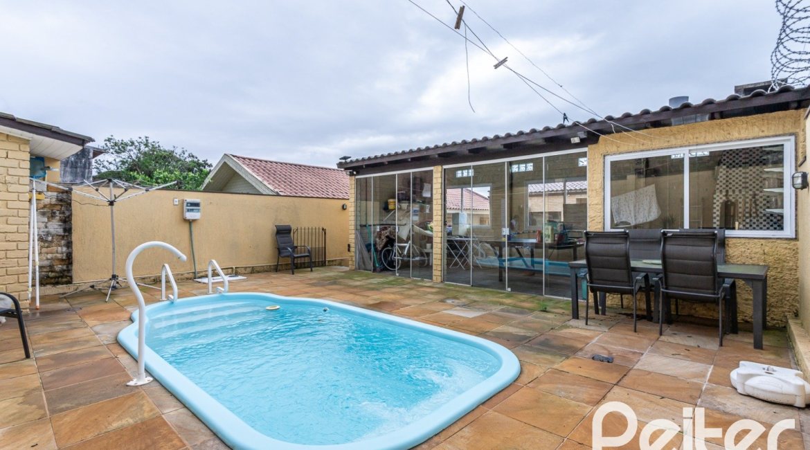 Casa à venda com 239m², 3 dormitórios, 1 suíte, 4 vagas, no bairro Ipanema em Porto Alegre