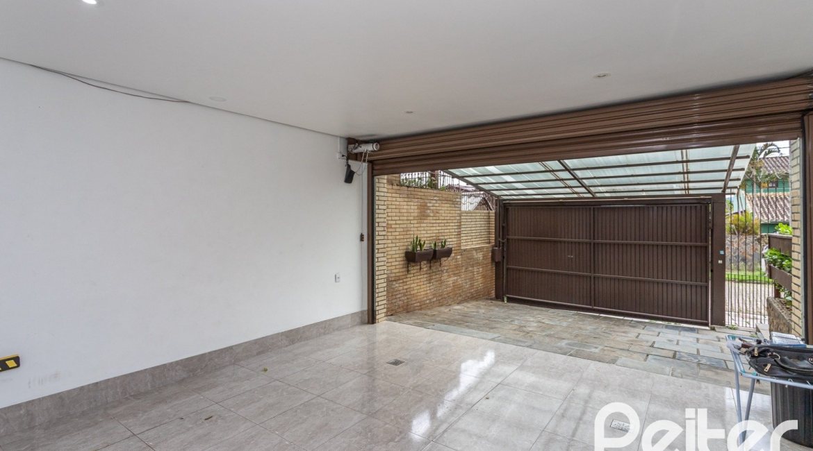 Casa à venda com 239m², 3 dormitórios, 1 suíte, 4 vagas, no bairro Ipanema em Porto Alegre