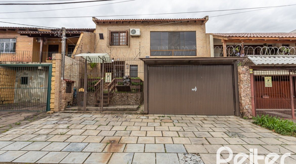 Casa à venda com 239m², 3 dormitórios, 1 suíte, 4 vagas, no bairro Ipanema em Porto Alegre