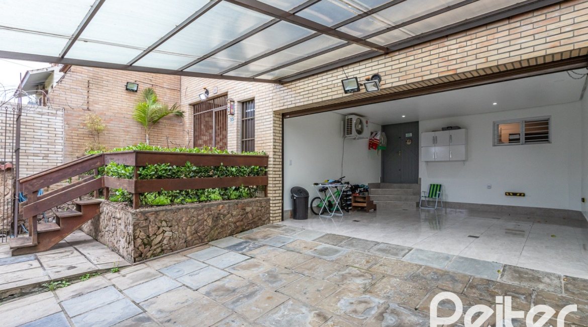 Casa à venda com 239m², 3 dormitórios, 1 suíte, 4 vagas, no bairro Ipanema em Porto Alegre