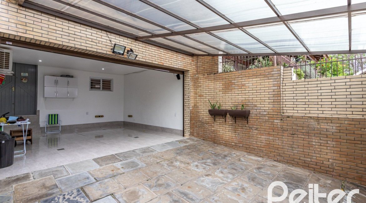 Casa à venda com 239m², 3 dormitórios, 1 suíte, 4 vagas, no bairro Ipanema em Porto Alegre