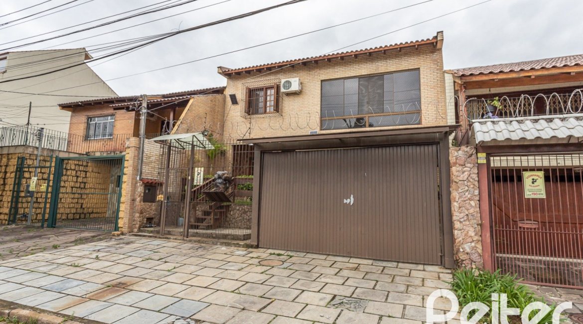 Casa à venda com 239m², 3 dormitórios, 1 suíte, 4 vagas, no bairro Ipanema em Porto Alegre