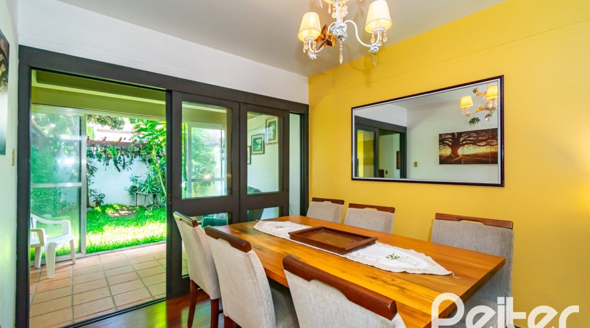 Casa em Condomínio à venda com 245m², 3 dormitórios, 1 suíte, 2 vagas, no bairro Tristeza em PORTO ALEGRE