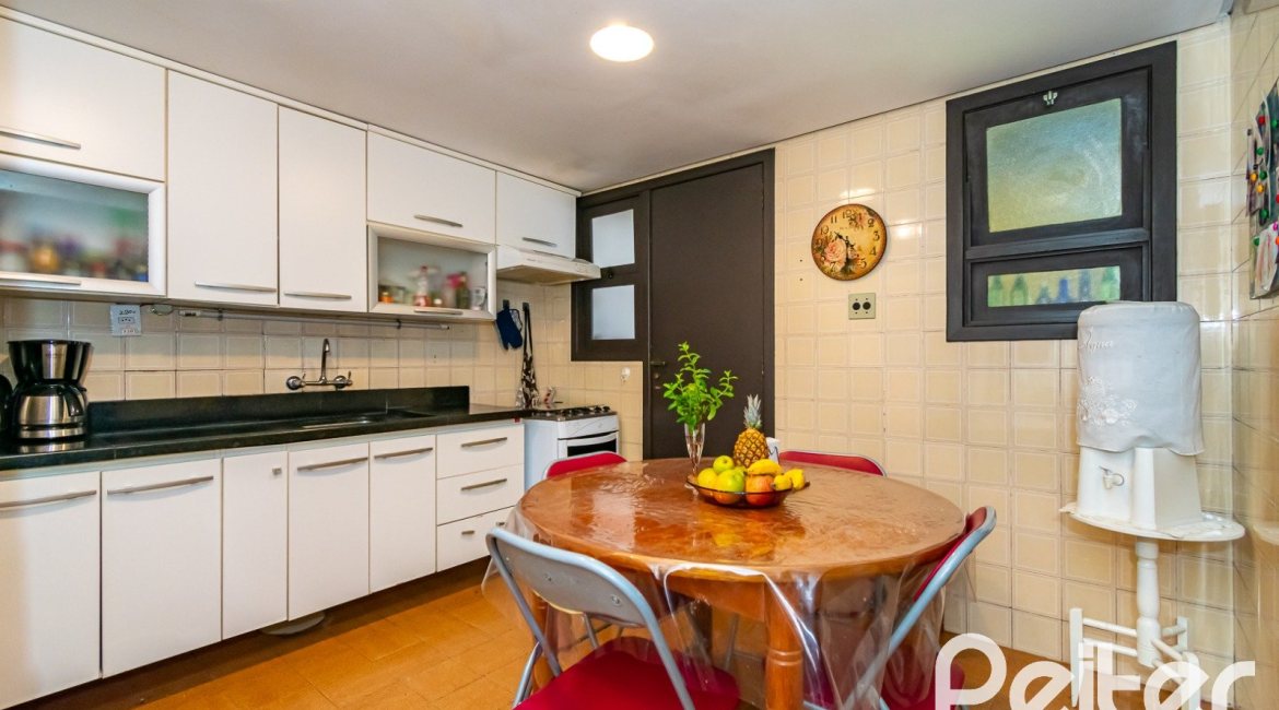 Casa em Condomínio à venda com 245m², 3 dormitórios, 1 suíte, 2 vagas, no bairro Tristeza em PORTO ALEGRE