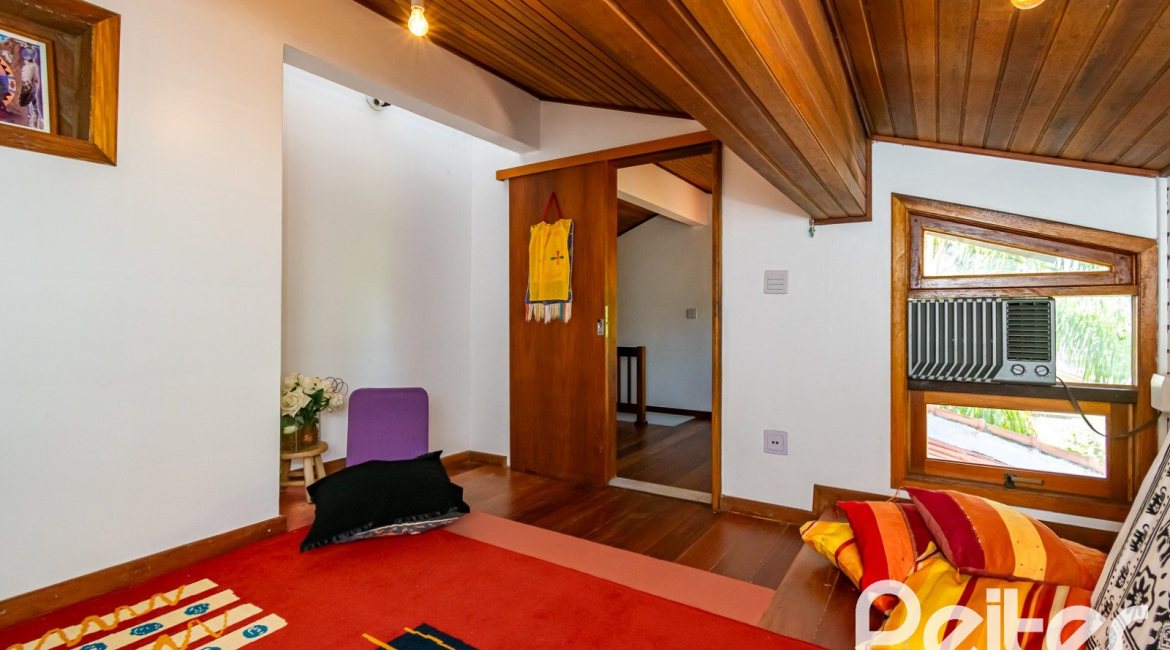 Casa em Condomínio à venda com 245m², 3 dormitórios, 1 suíte, 2 vagas, no bairro Tristeza em PORTO ALEGRE