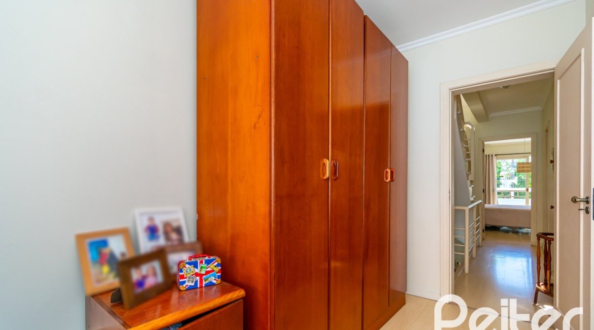 Casa à venda com 167m², 3 dormitórios, 1 suíte, 3 vagas, no bairro Tristeza em Porto Alegre