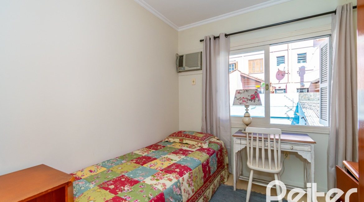 Casa à venda com 167m², 3 dormitórios, 1 suíte, 3 vagas, no bairro Tristeza em Porto Alegre