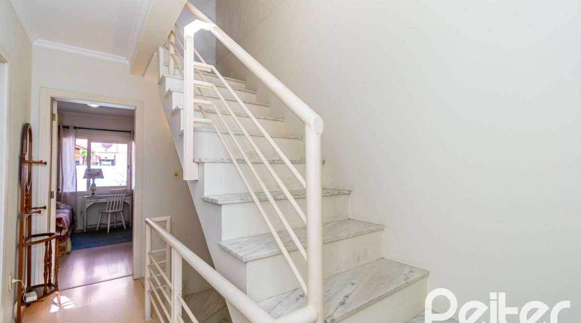 Casa à venda com 167m², 3 dormitórios, 1 suíte, 3 vagas, no bairro Tristeza em Porto Alegre