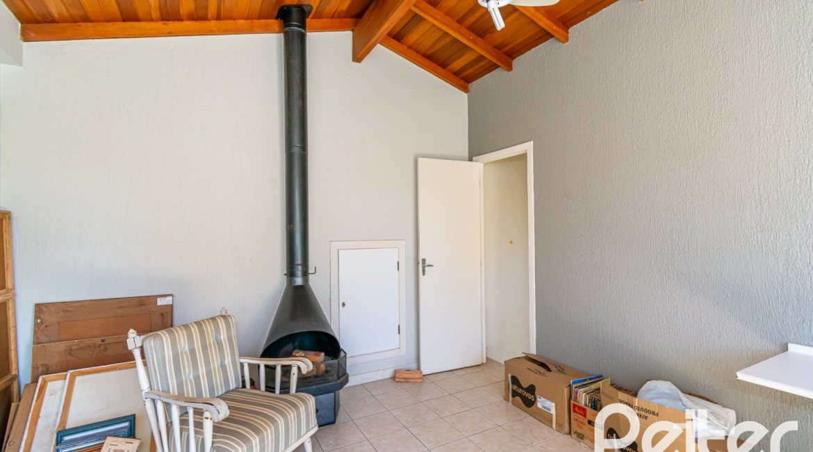 Casa à venda com 167m², 3 dormitórios, 1 suíte, 3 vagas, no bairro Tristeza em Porto Alegre