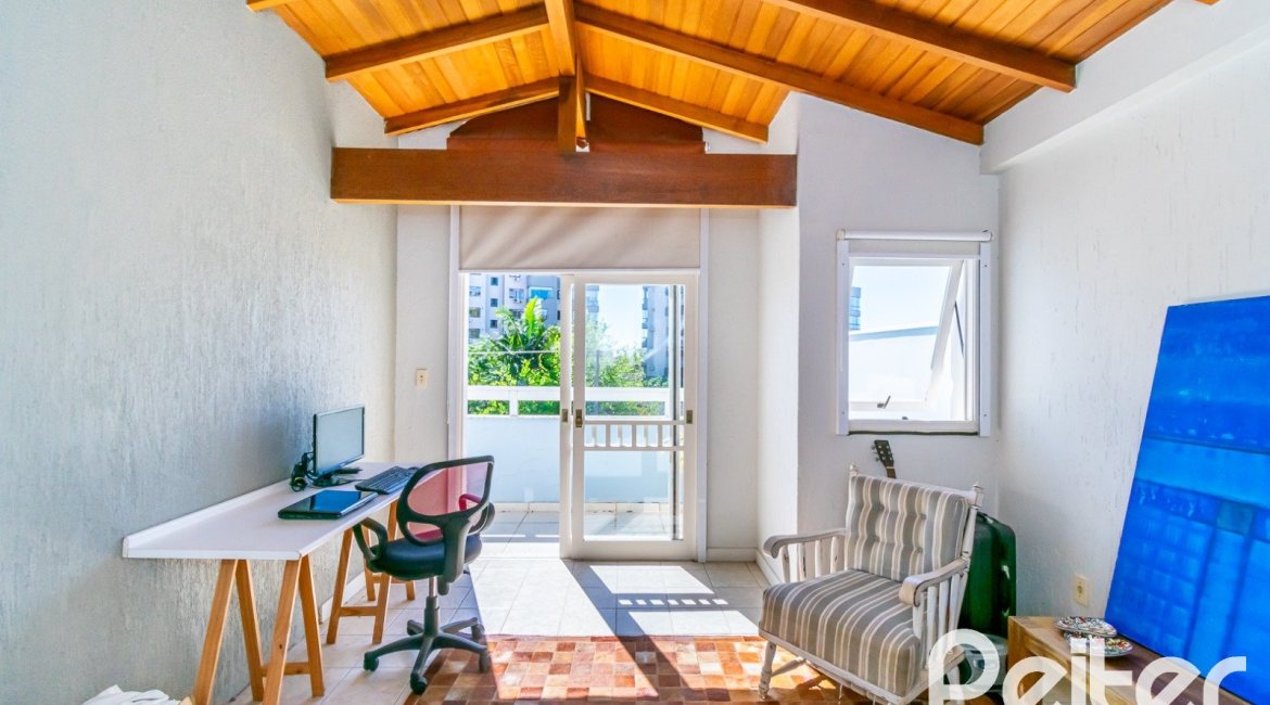 Casa à venda com 167m², 3 dormitórios, 1 suíte, 3 vagas, no bairro Tristeza em Porto Alegre