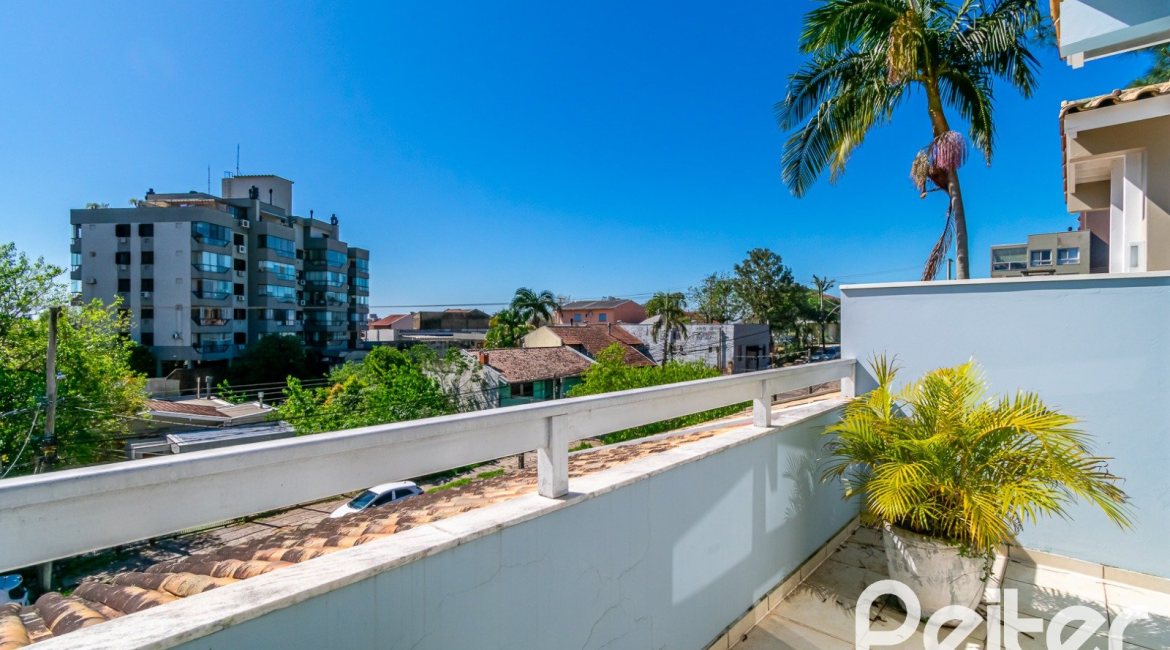 Casa à venda com 167m², 3 dormitórios, 1 suíte, 3 vagas, no bairro Tristeza em Porto Alegre