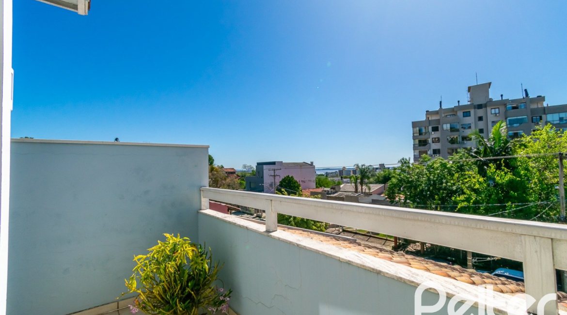 Casa à venda com 167m², 3 dormitórios, 1 suíte, 3 vagas, no bairro Tristeza em Porto Alegre