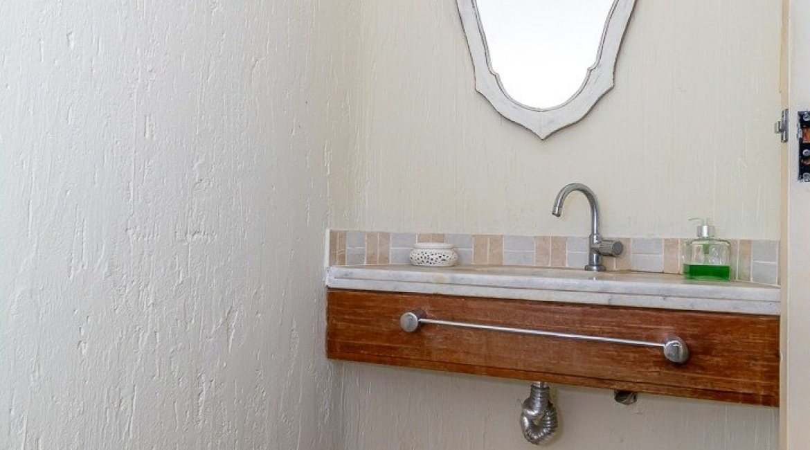 Casa à venda com 167m², 3 dormitórios, 1 suíte, 3 vagas, no bairro Tristeza em Porto Alegre