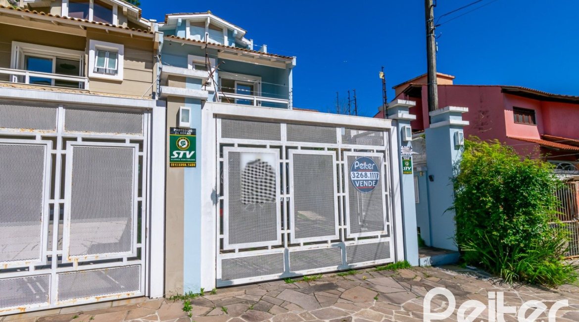 Casa à venda com 167m², 3 dormitórios, 1 suíte, 3 vagas, no bairro Tristeza em Porto Alegre