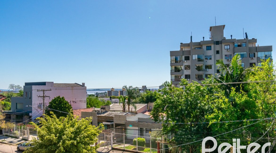 Casa à venda com 167m², 3 dormitórios, 1 suíte, 3 vagas, no bairro Tristeza em Porto Alegre