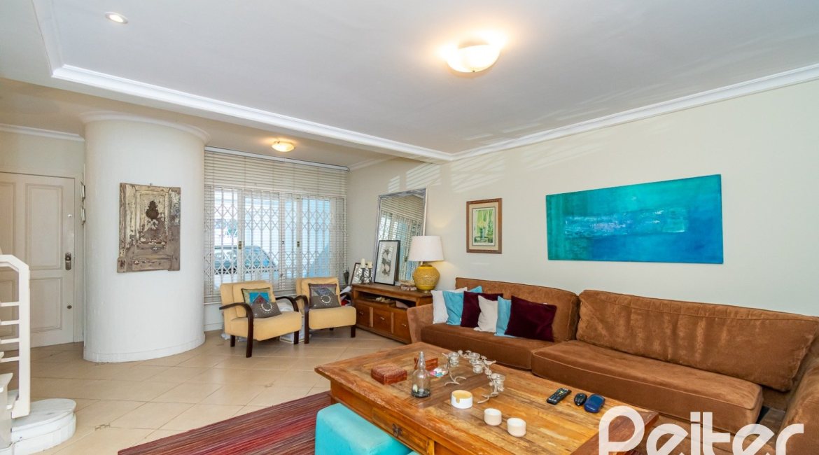 Casa à venda com 167m², 3 dormitórios, 1 suíte, 3 vagas, no bairro Tristeza em Porto Alegre