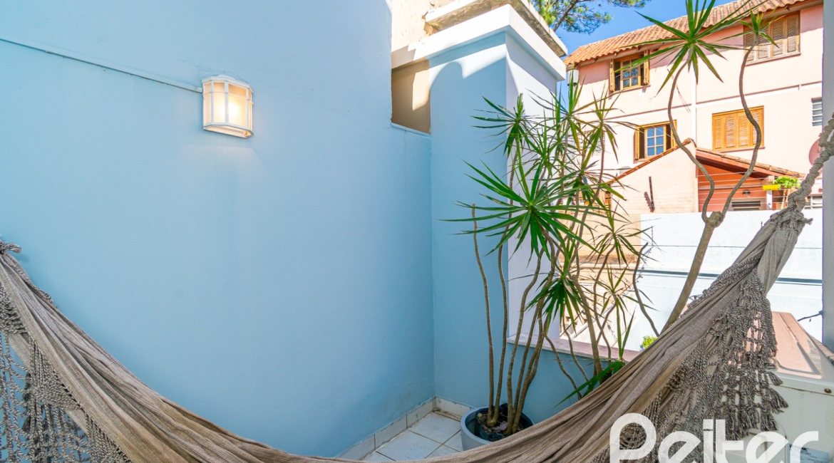 Casa à venda com 167m², 3 dormitórios, 1 suíte, 3 vagas, no bairro Tristeza em Porto Alegre