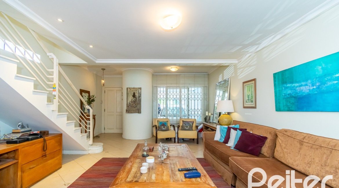 Casa à venda com 167m², 3 dormitórios, 1 suíte, 3 vagas, no bairro Tristeza em Porto Alegre