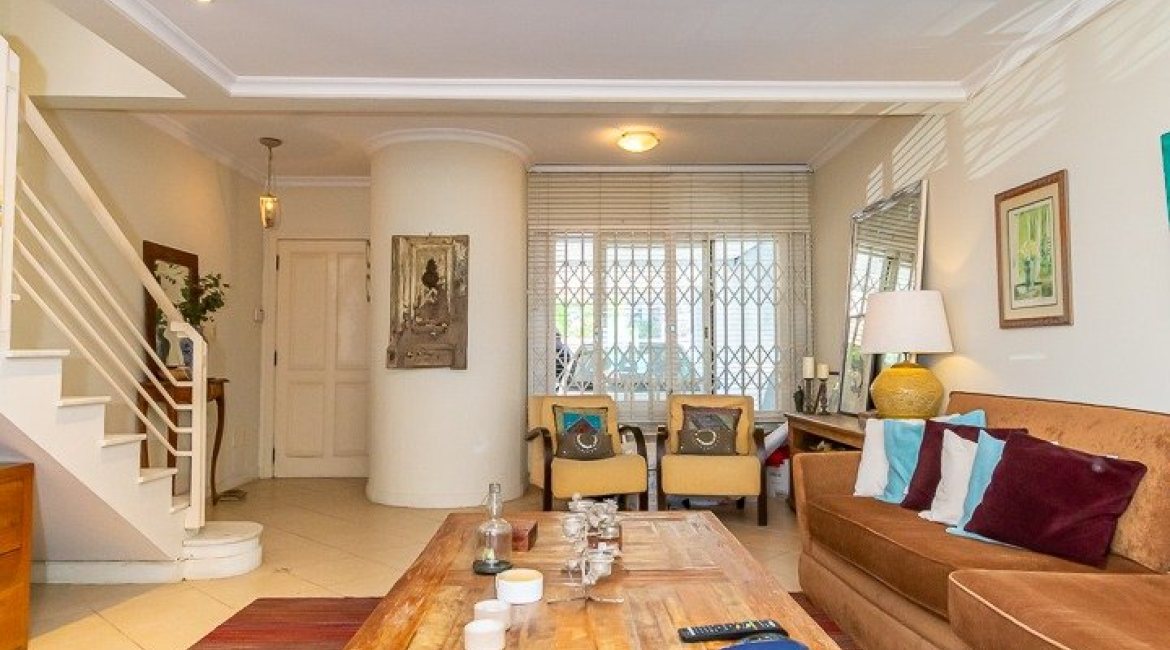 Casa à venda com 167m², 3 dormitórios, 1 suíte, 3 vagas, no bairro Tristeza em Porto Alegre