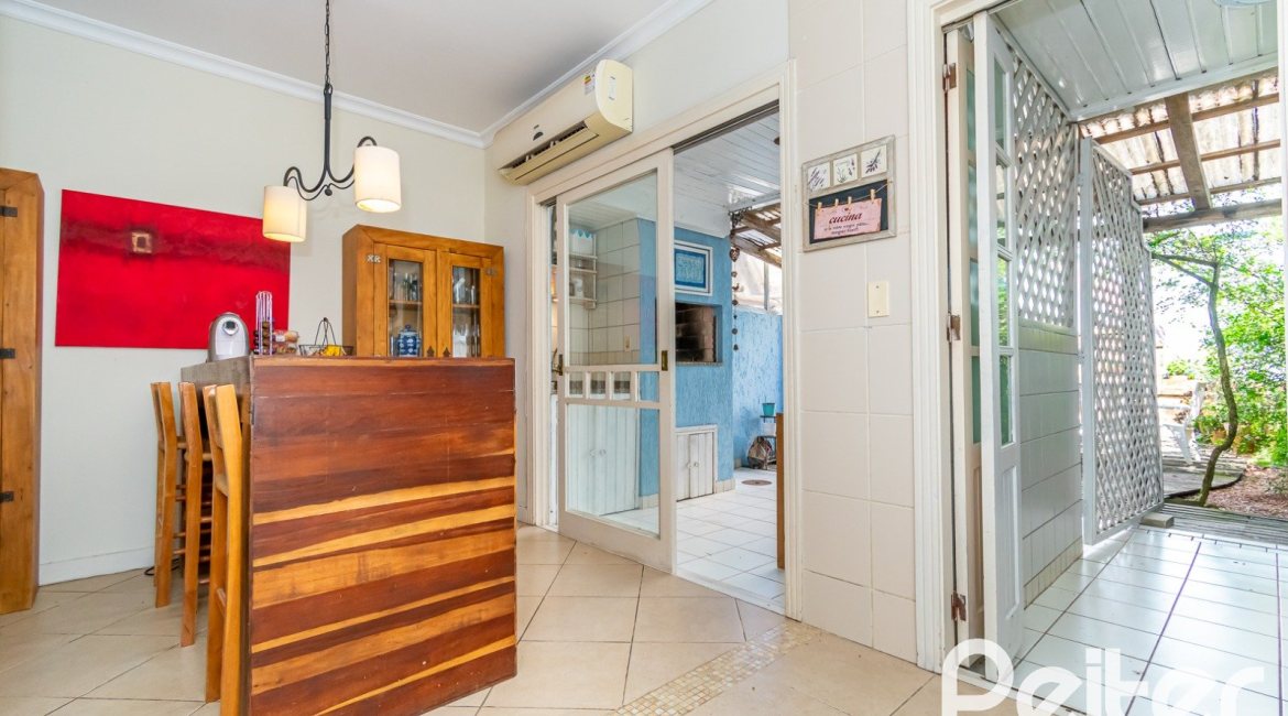 Casa à venda com 167m², 3 dormitórios, 1 suíte, 3 vagas, no bairro Tristeza em Porto Alegre