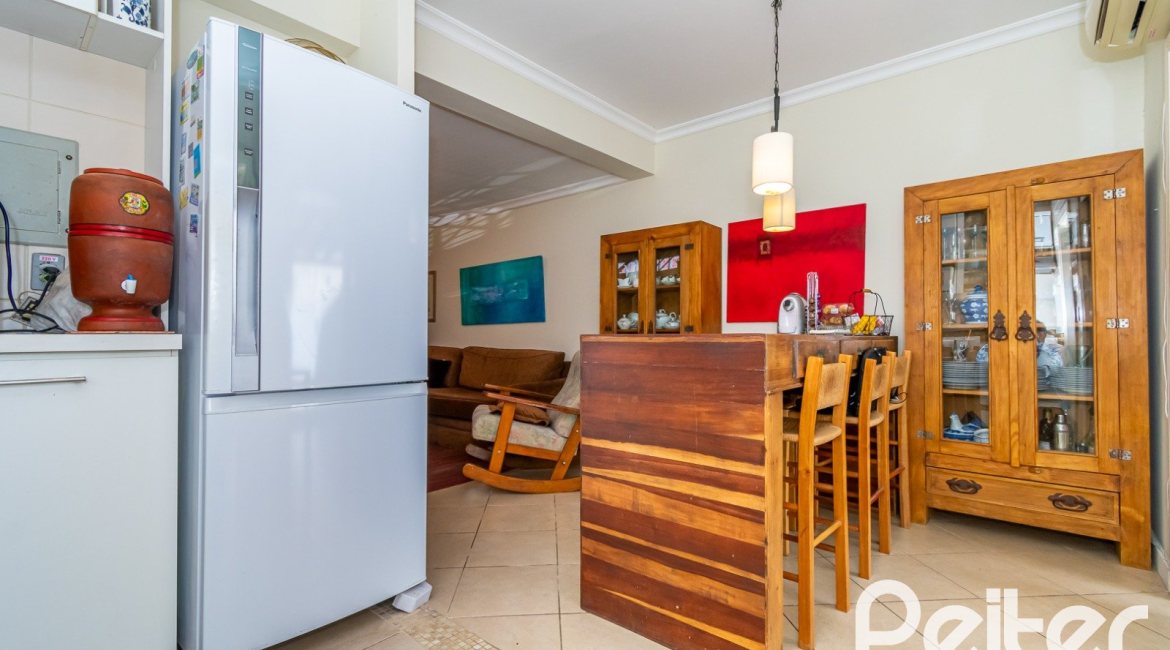 Casa à venda com 167m², 3 dormitórios, 1 suíte, 3 vagas, no bairro Tristeza em Porto Alegre