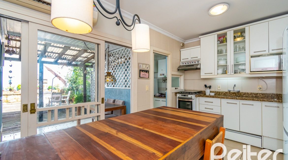 Casa à venda com 167m², 3 dormitórios, 1 suíte, 3 vagas, no bairro Tristeza em Porto Alegre