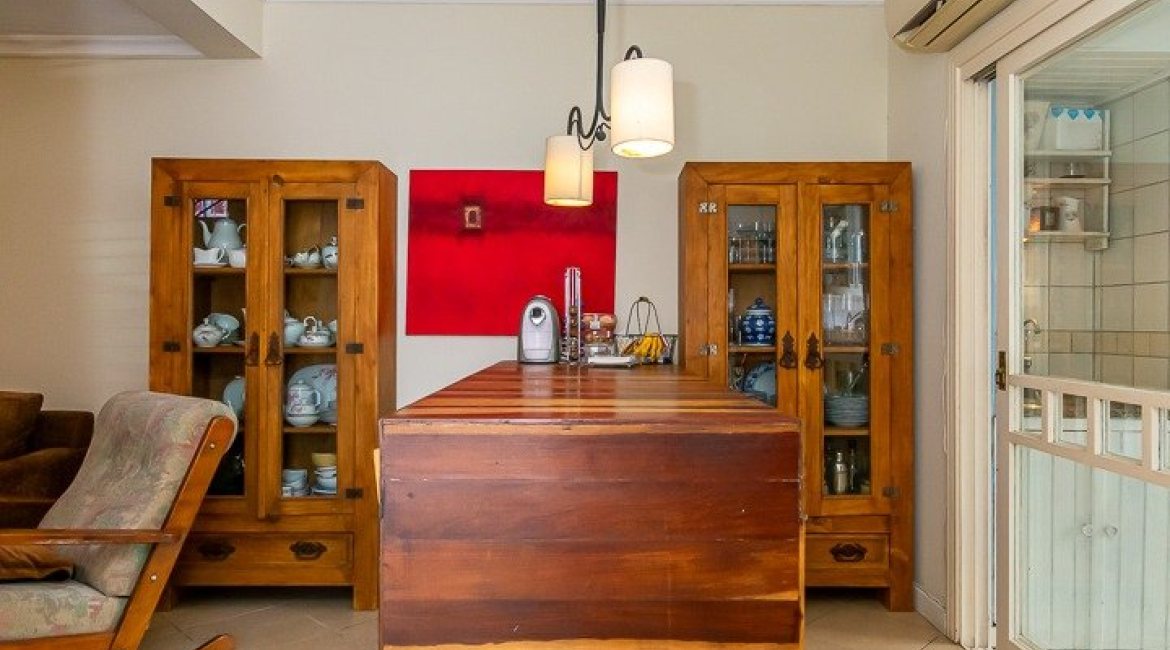 Casa à venda com 167m², 3 dormitórios, 1 suíte, 3 vagas, no bairro Tristeza em Porto Alegre