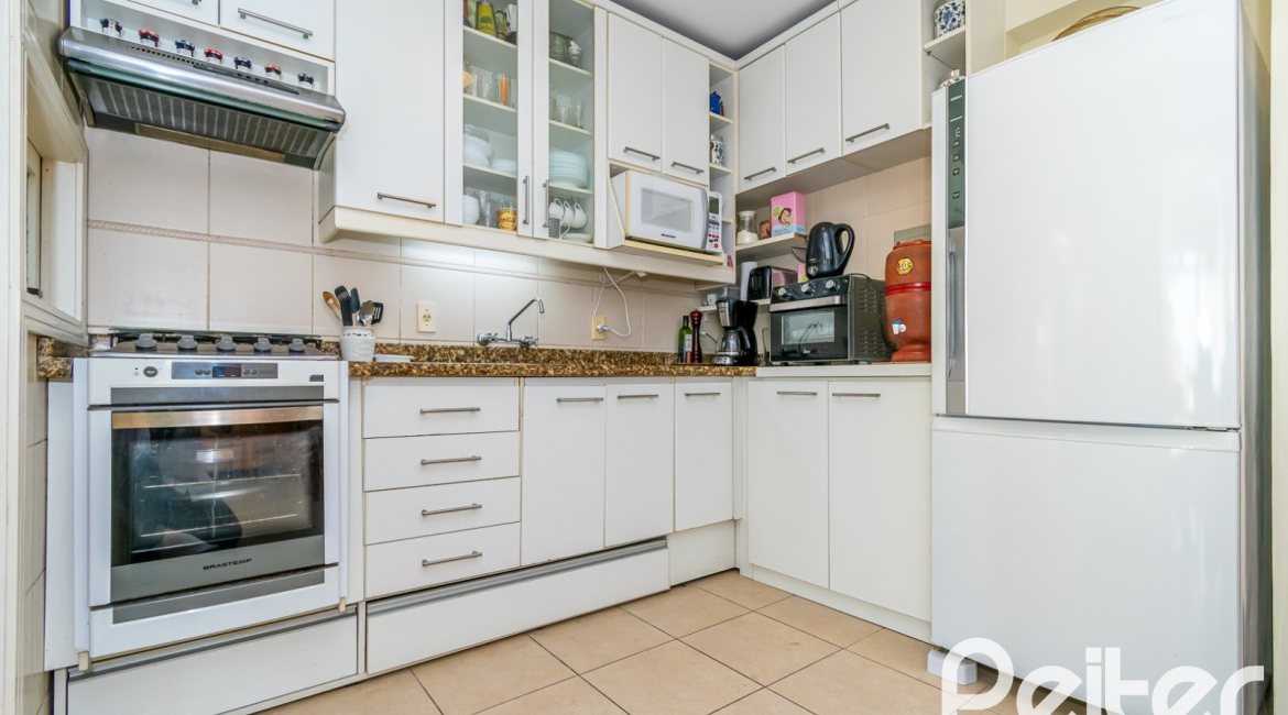 Casa à venda com 167m², 3 dormitórios, 1 suíte, 3 vagas, no bairro Tristeza em Porto Alegre