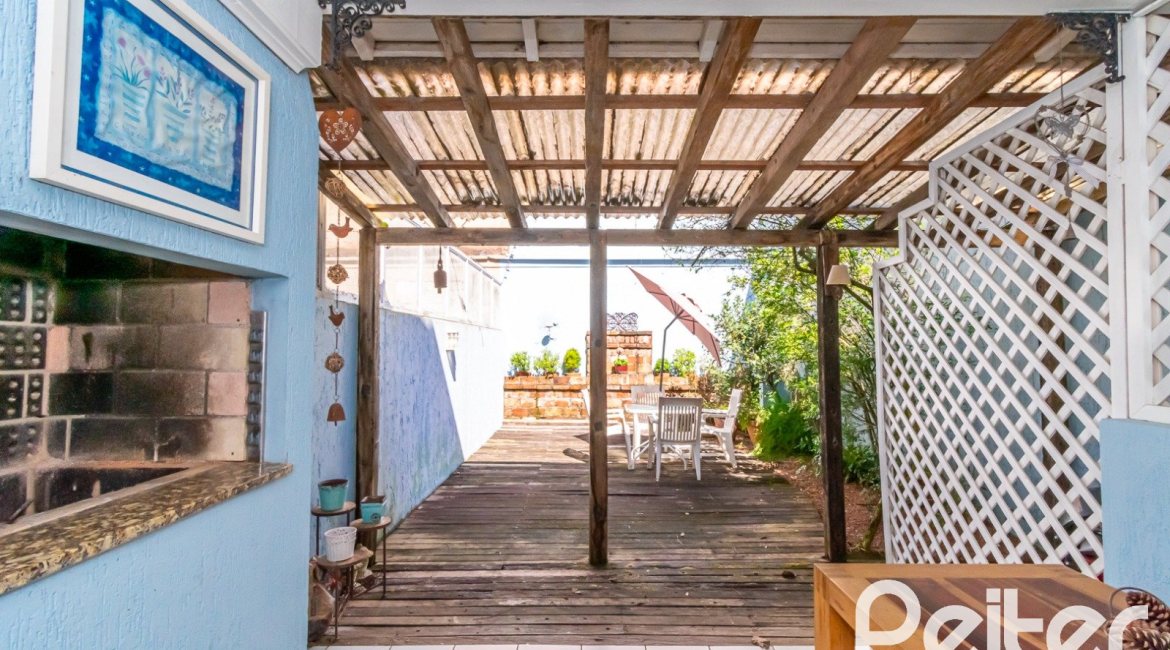 Casa à venda com 167m², 3 dormitórios, 1 suíte, 3 vagas, no bairro Tristeza em Porto Alegre