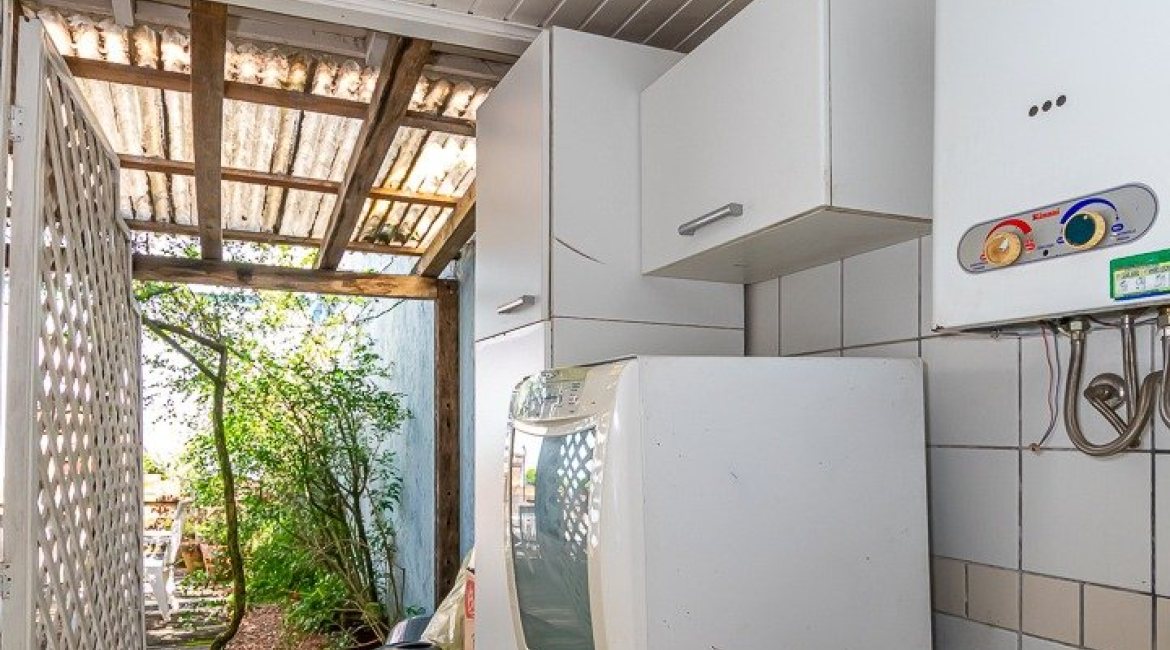 Casa à venda com 167m², 3 dormitórios, 1 suíte, 3 vagas, no bairro Tristeza em Porto Alegre