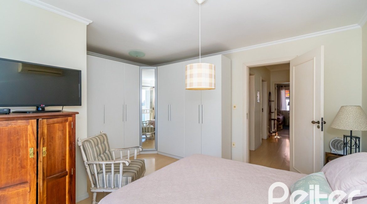 Casa à venda com 167m², 3 dormitórios, 1 suíte, 3 vagas, no bairro Tristeza em Porto Alegre