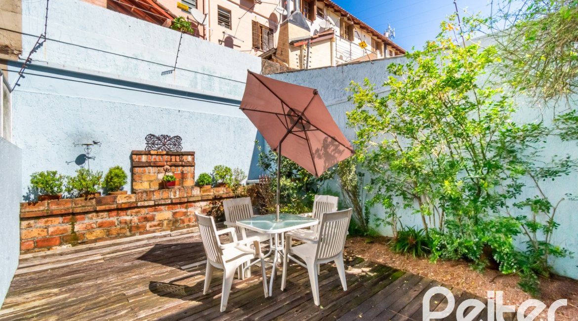 Casa à venda com 167m², 3 dormitórios, 1 suíte, 3 vagas, no bairro Tristeza em Porto Alegre