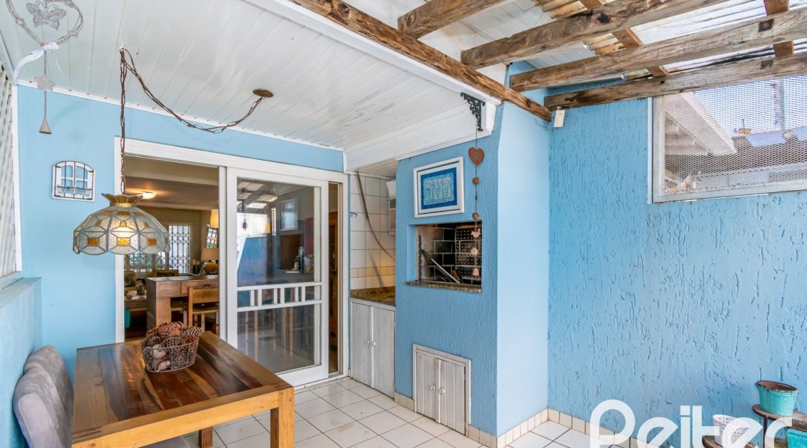 Casa à venda com 167m², 3 dormitórios, 1 suíte, 3 vagas, no bairro Tristeza em Porto Alegre