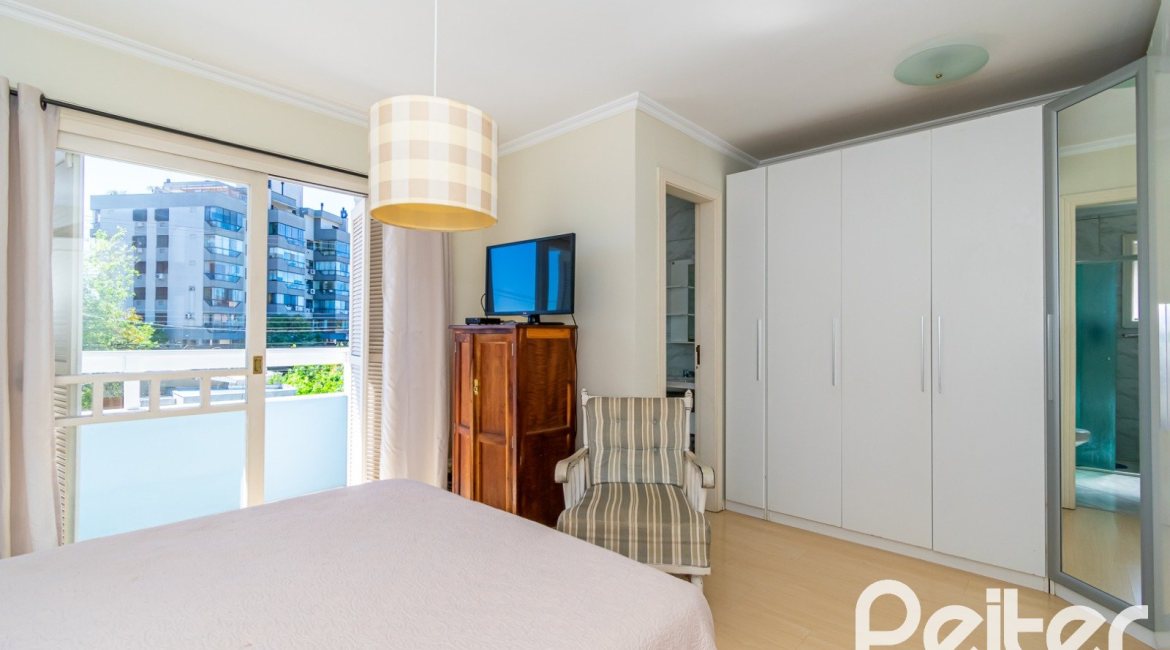 Casa à venda com 167m², 3 dormitórios, 1 suíte, 3 vagas, no bairro Tristeza em Porto Alegre