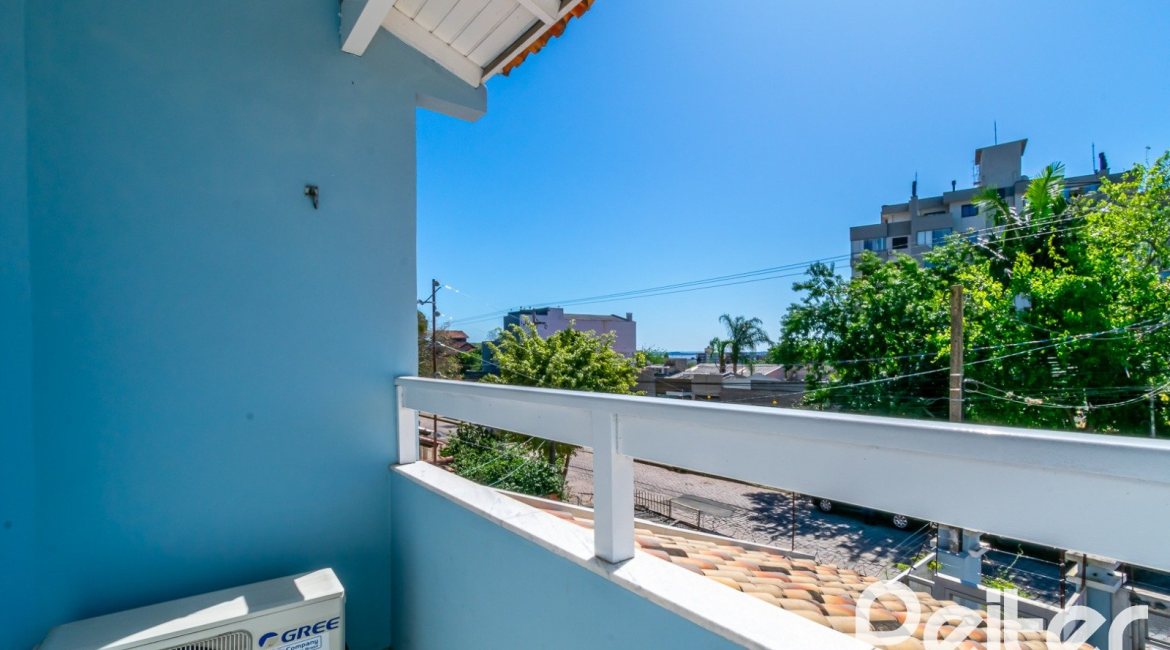 Casa à venda com 167m², 3 dormitórios, 1 suíte, 3 vagas, no bairro Tristeza em Porto Alegre