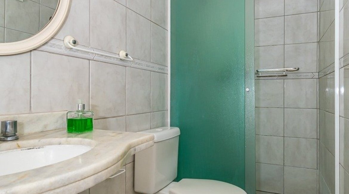 Casa à venda com 167m², 3 dormitórios, 1 suíte, 3 vagas, no bairro Tristeza em Porto Alegre