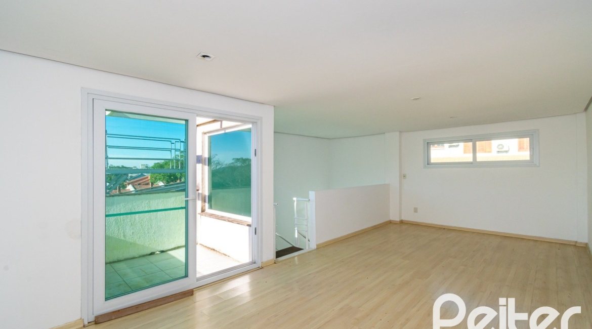 Casa à venda com 223m², 3 dormitórios, 1 suíte, 2 vagas, no bairro Jardim Isabel em Porto Alegre