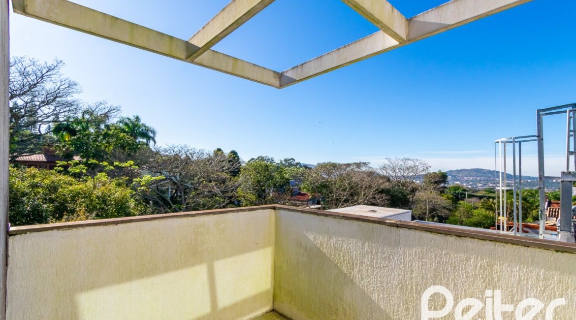 Casa à venda com 223m², 3 dormitórios, 1 suíte, 2 vagas, no bairro Jardim Isabel em Porto Alegre