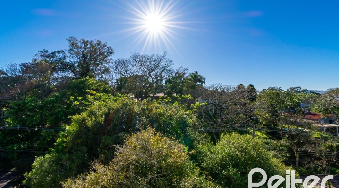 Casa à venda com 223m², 3 dormitórios, 1 suíte, 2 vagas, no bairro Jardim Isabel em Porto Alegre