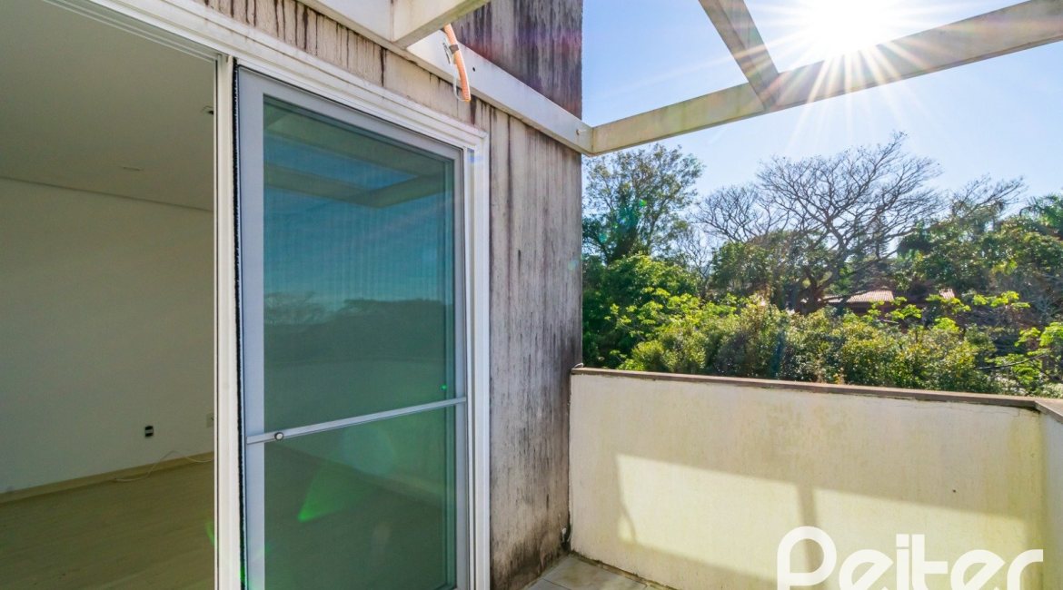 Casa à venda com 223m², 3 dormitórios, 1 suíte, 2 vagas, no bairro Jardim Isabel em Porto Alegre