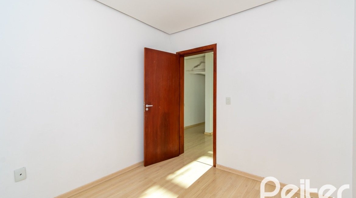 Casa à venda com 223m², 3 dormitórios, 1 suíte, 2 vagas, no bairro Jardim Isabel em Porto Alegre